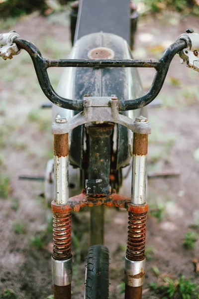 Старый и ржавый мотоцикл припаркован на песке — стоковое фото