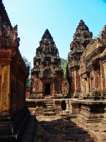 Angkor Wat - prachtige houtsnijwerk, bas-reliëfs van de tempel van Banteay Srei — Stockfoto