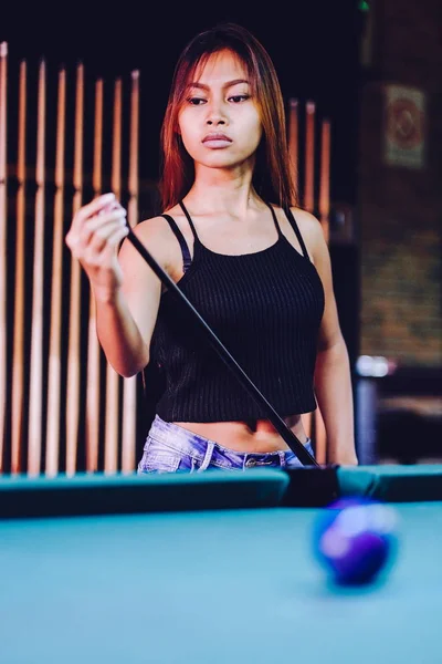 Jovem menina bonita jogando bilhar em um clube — Fotografia de Stock