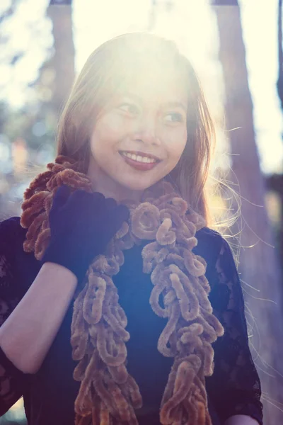 Retrato de jovem mulher bonita no parque com bom sol da manhã — Fotografia de Stock