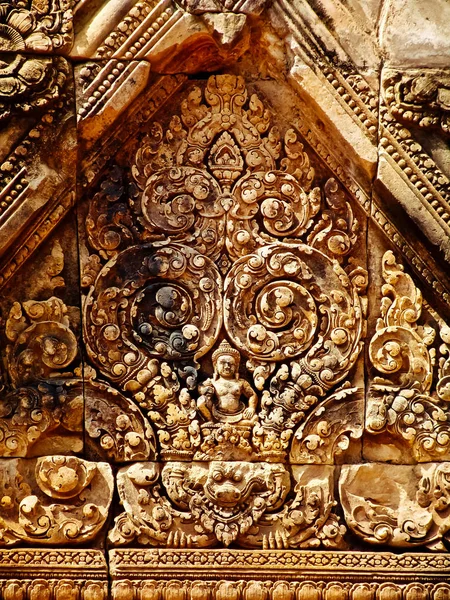 Angkor Wat - Hermosas tallas, bajorrelieves del templo de Banteay Srei —  Fotos de Stock