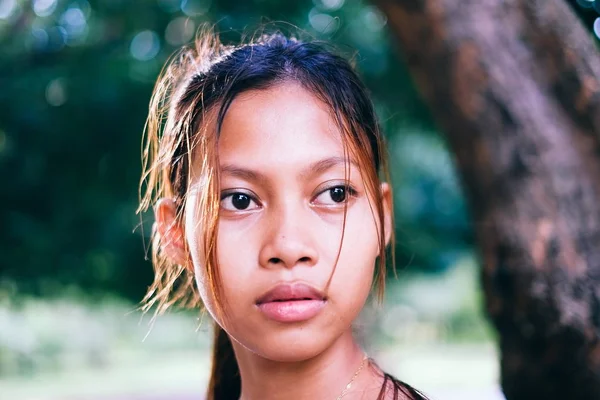 素敵な美しいアジアの少女、公園で屋外の肖像画の女- — ストック写真