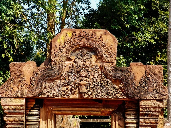 Angkor Wat - gyönyörű faragványok, bas domborművek Banteay Srei templom — Stock Fotó