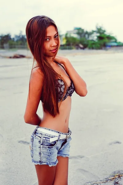 Jovem bela menina asiática de pé na praia arenosa — Fotografia de Stock