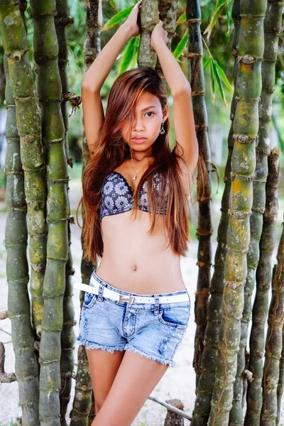 Молодая красивая девушка позирует с бамбуковыми деревьями, горячая концепция летней моды — стоковое фото