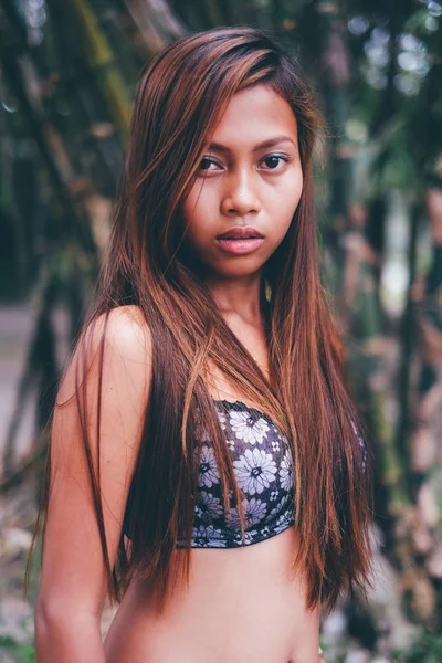 Молодая красивая девушка позирует с бамбуковыми деревьями на заднем плане, горячая концепция летней моды — стоковое фото