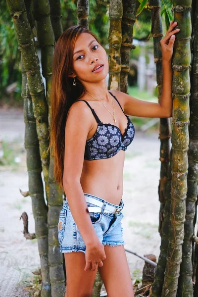 年轻漂亮的女孩，与竹树，炎热的夏季时尚概念合影 — 图库照片