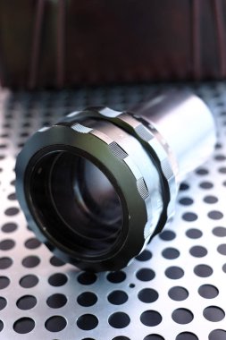 Metalik arka plan üzerinde profesyonel projektör mercek