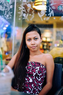 Genç güzel kadın kahve dükkanı dışında soğutma