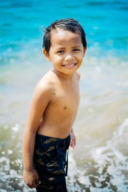 Sahilde bir küçük kız mutlu portre