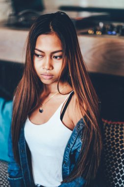 Güzel genç kadın mavi Jeans bir kulüpte tüyler ürpertici. Bir barda oturmuş kot moda kadın