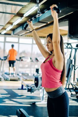 Lat makine ile fitness spor salonunda egzersiz genç güzel kız
