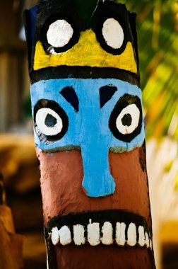 Tropik adada totem direği