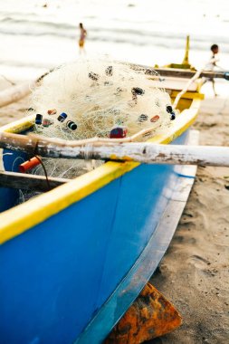 Kumsalda Park mavi balıkçı teknesi