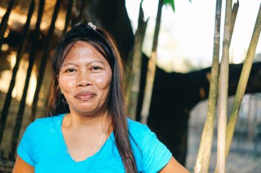 Gülümseyen bir kadın il Asya portresi