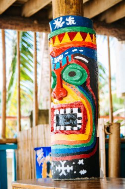 Asya'nın tropikal adada totem direği