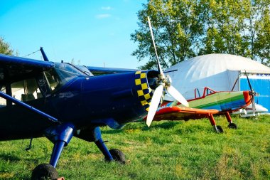 Pervane mavi uçağın havaalanı çimenlerin üzerinde