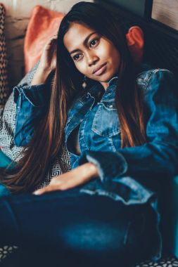 Mavi Jeans kanepede döşenmesi güzel genç kadın. Bir kanepe oturma kot moda kadın