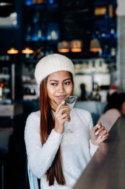 Güzel kız bir barda martini içme