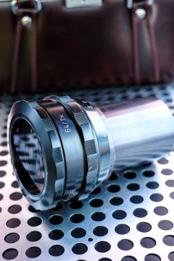 Metalik arka plan üzerinde profesyonel projektör mercek