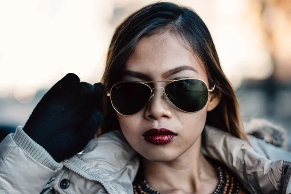 Close up tiro de jovem elegante em óculos de sol — Fotografia de Stock