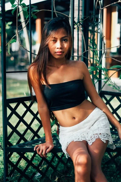 Сексуальная азиатская девушка в сексуальном летнем наряде — стоковое фото