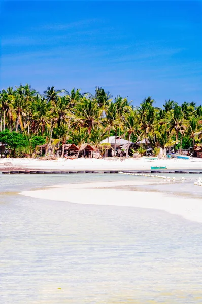 Incredibile spiaggia tropicale di sabbia bianca in Asia con bungalow ombrelloni e cottage — Foto Stock