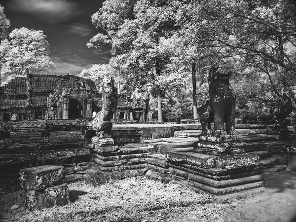 Imagem infravermelha da arquitetura Khmer em Angkor Wat, Camboja — Fotografia de Stock
