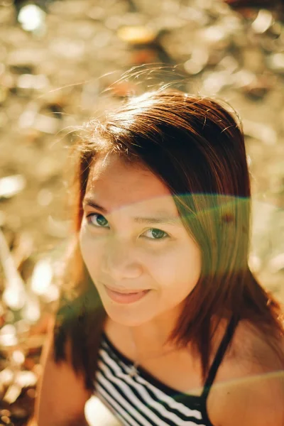 Vackra porträtt av ung asiatisk kvinna leende. Kvinna, utomhus under den gyllene timmen — Stockfoto