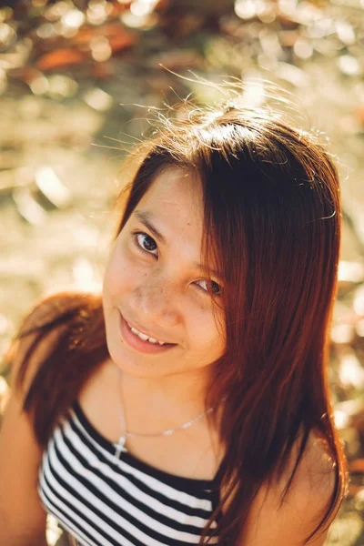 笑顔の若いアジア女性の美しい肖像画。女性は、黄金の時間中に屋外 — ストック写真