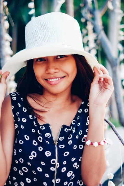 Летний портрет красивой молодой азиатской девушки в шляпе на пляже — стоковое фото