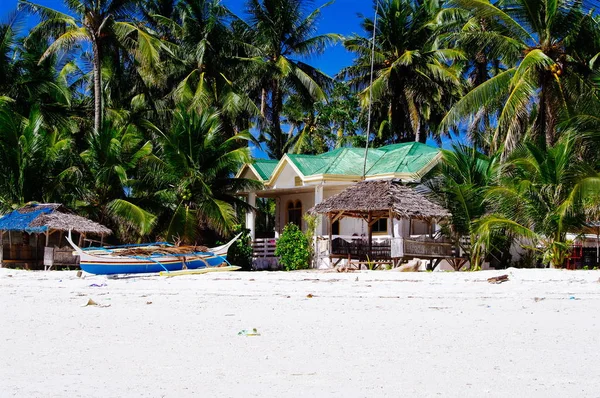 Praia de areia branca tropical bonita com coqueiros — Fotografia de Stock