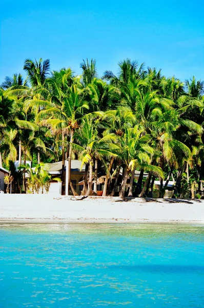 Güzel beyaz mercan kum plaj avuç içi ve Asya adada evler ile — Stok fotoğraf