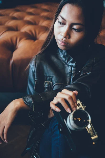 Linda jovem mulher em jaqueta de couro, segurando câmera de filme retro velho. Hipster, estilo de moda retro vintage — Fotografia de Stock