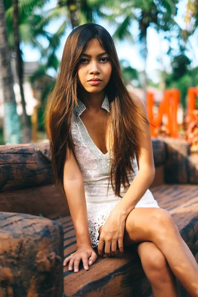 젊은 아름 다운 아시아 소녀 휴가 리조트에서. 여름 휴가에 소녀 — 스톡 사진