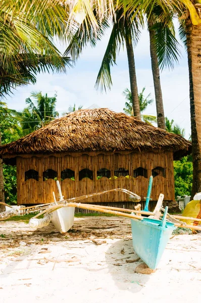 Cabana de nipa nativa com pequenos barcos de pesca na frente na bela ilha de praia de areia branca na Ásia — Fotografia de Stock