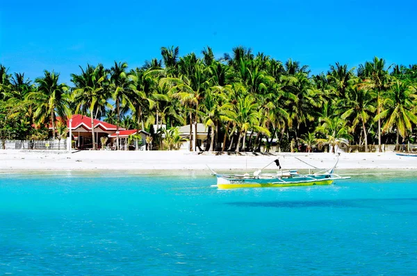 Пляж с белым коралловым песком с пальмами и рыбацкими лодками, бирюзово-голубой океан — стоковое фото