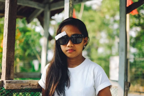 サングラスをかけた若い美しいアジアの少女 — ストック写真