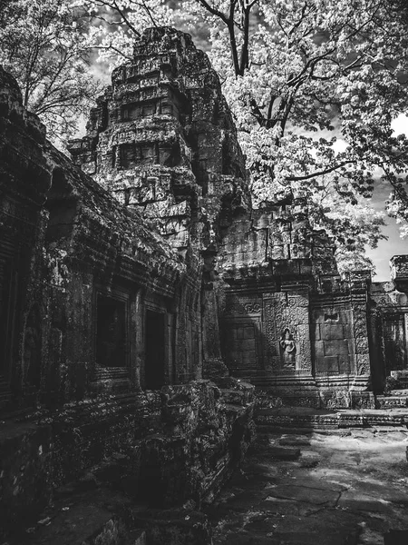 Imagen infrarroja de la arquitectura jemer en Angkor Wat, Camboya — Foto de Stock