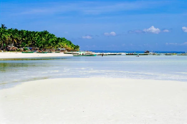 Praia de areia de coral branco bonito com palmas e barcos de pesca, azul-turquesa oceano — Fotografia de Stock