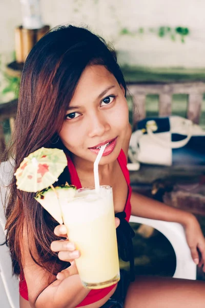 Jovem mulher bonita bebendo coquetel com abacaxi na praia — Fotografia de Stock