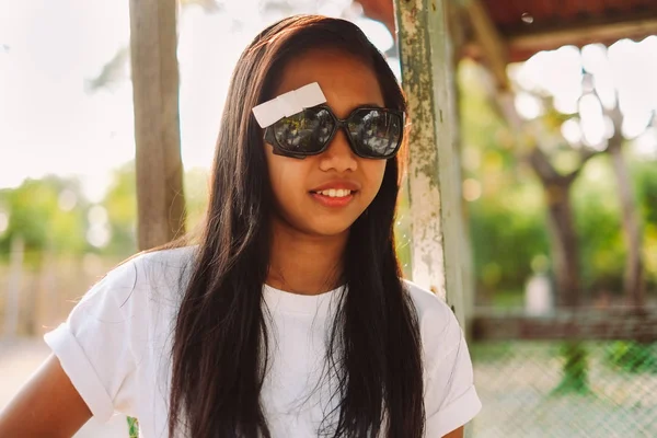Молодая красивая азиатка в солнечных очках — стоковое фото