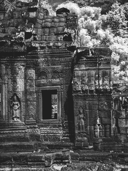 红外图像的高棉建筑在柬埔寨吴哥窟 — 图库照片