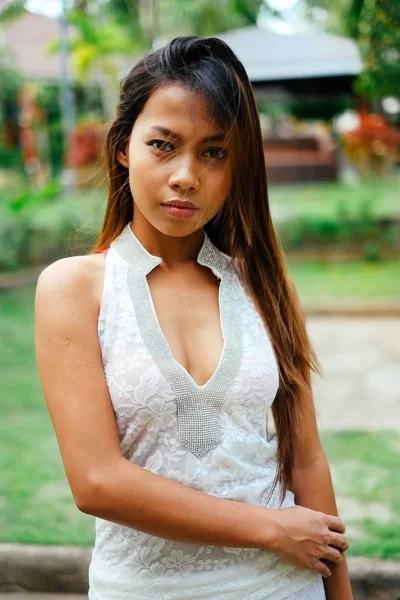 年轻漂亮的亚洲女人的画像 — 图库照片