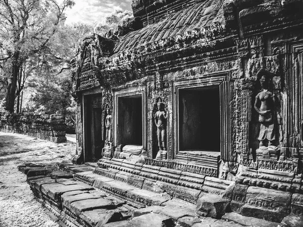 Инфракрасный образ кхмерской архитектуры в Ангкор-Вате, Камбоджа — стоковое фото