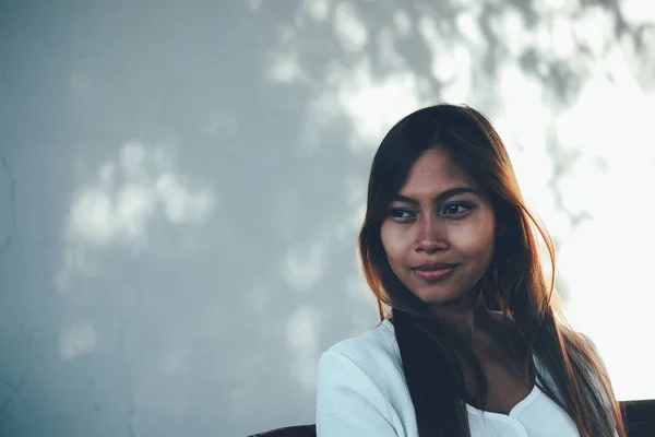 Hermoso retrato de mujer asiática con el pelo largo — Foto de Stock