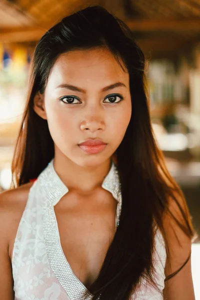 年轻漂亮的亚洲女人的画像 — 图库照片