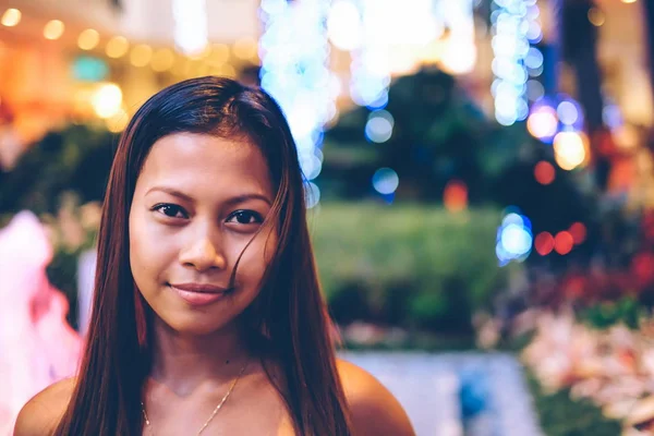 Menina bonita em um parque da cidade, noite ver estação de Natal — Fotografia de Stock