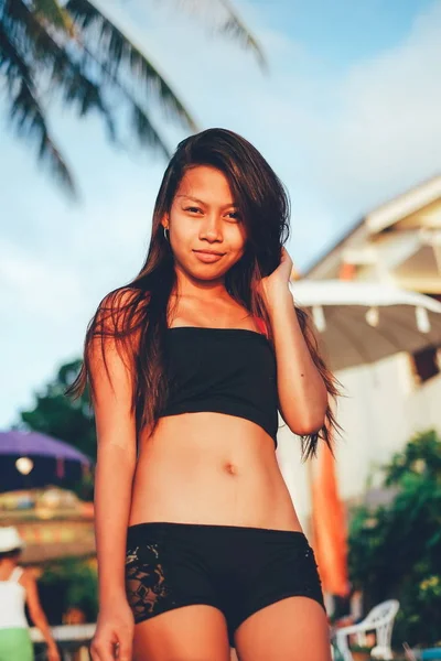 समुद्र तट पर गर्म ग्रीष्मकालीन समय में सुंदर एशियाई लड़की , — स्टॉक फ़ोटो, इमेज
