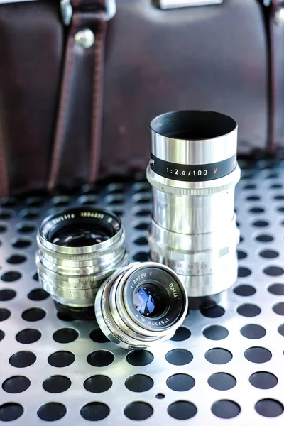 Skupina vintage široký úhel na střední teleobjektiv manuální ostření fotografické kamery objektivy Slr — Stock fotografie